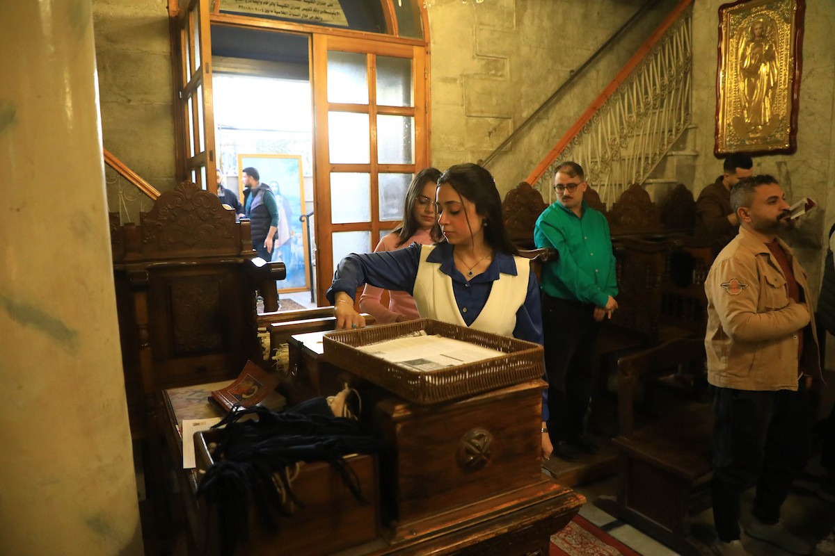 حضر مسيحيون أرثوذكس مقيمون في مدينة غزة، قداسًا في كنيسة القديس بورفيريوس احتفالًا بأحد الشعانين، الذي يُحيي ذكرى دخول السيد المسيح إلى القدس واستقبال الشعب له بأغصان النخيل، 5 أبريل/نيسان 2026. تصوير: هاشم زامو/apaimages