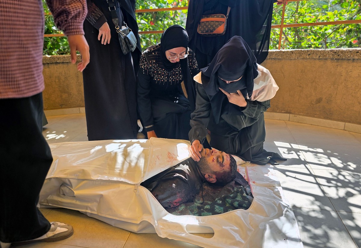 ودّعَ فلسطينيون جثمان يوسف منصور، الذي استُشهد في غارة جوية إسرائيلية أثناء صيده الطيور في منطقة المواصي بخان يونس، جنوب قطاع غزة. 9 أبريل/نيسان 2026. صورة: طارق محمد