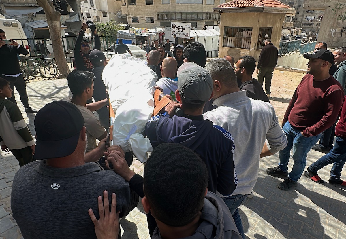 فلسطينيون يودعون جثمان مواطن قُتل في غارات جوية إسرائيلية بحي الشيخ رضوان في مدينة غزة. 6 أبريل/نيسان 2026. (صورة: هادي داود)