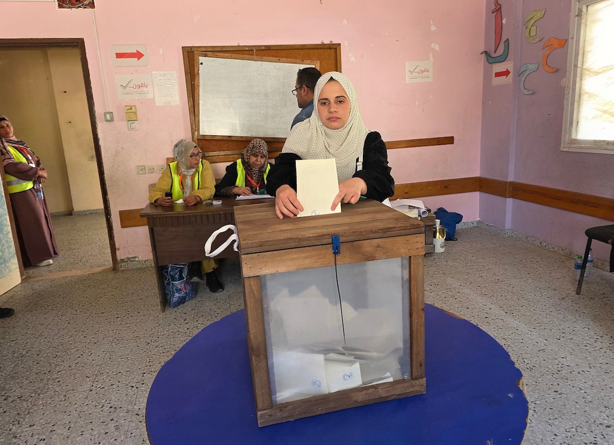 الفلسطينيون يدلون بأصواتهم في مركز اقتراع خلال الانتخابات البلدية في دير البلح، قطاع غزة، في 25 أبريل/نيسان 2026 بعد أكثر من 20 عاما، (صورة: طارق محمد)