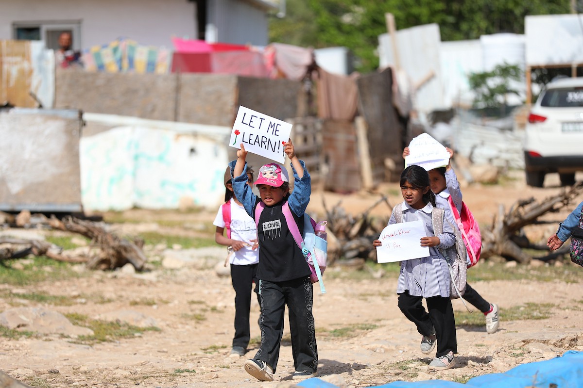 يواصل الطلاب الفلسطينيون اعتصامهم ودراستهم على جانب طريق أغلقه المستوطنون والقوات الإسرائيلية، في قرية أم الخير بمسافر يطا، قضاء الخليل جنوب الضفة الغربية. 26 أبريل/نيسان 2026،(صورة: مأمون وزواز)