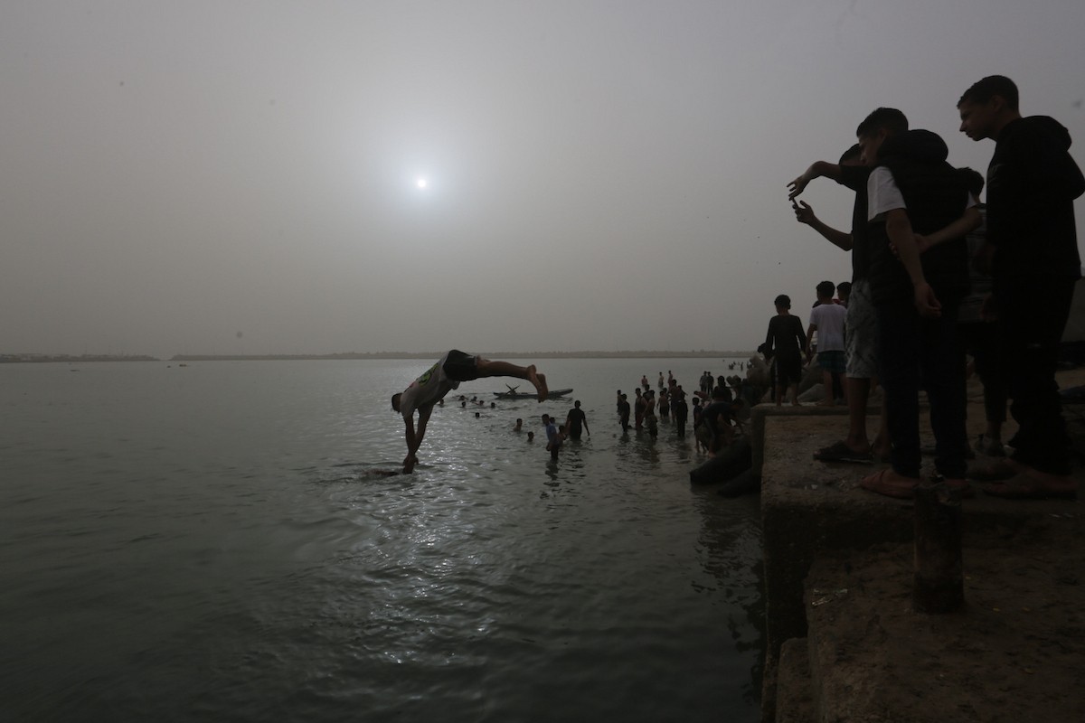 يقضي أطفال فلسطينيون أوقاتهم على شاطئ  غزة، باحثين عن ملاذ من حرارة الشمس وضغوط الحياة اليومية، في ظلّ الظروف الإنسانية المتردية التي يواجهها سكان القطاع جراء الحرب الدائرة، 17 أبريل/نيسان 2026. تصوير: بلال أسامة