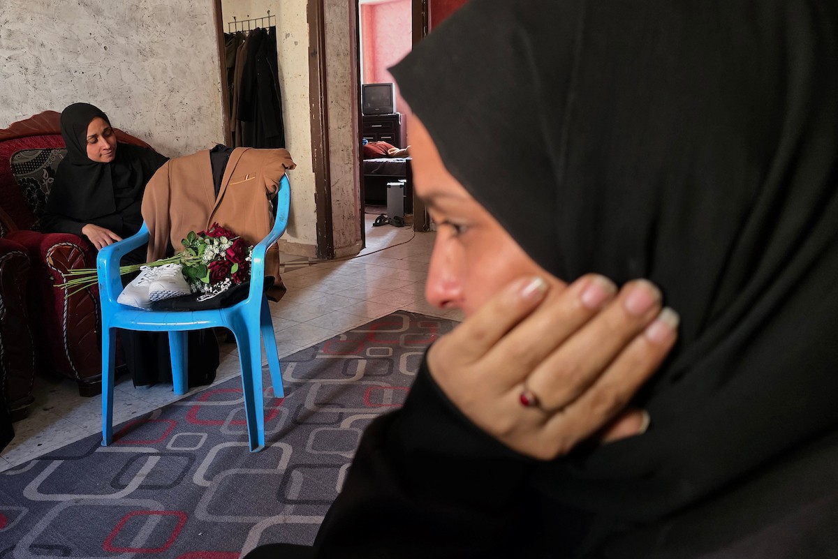 تعيش عائلة الفلسطيني درويش العتال في خان يونس جنوب قطاع غزة حالة من الحزن العميق، بعدما فقدت ابنها إثر غارة جوية إسرائيلية قبل يومين فقط من موعد زفافه، 23 أبريل/نيسان 2026. تصوير: طارق محمد