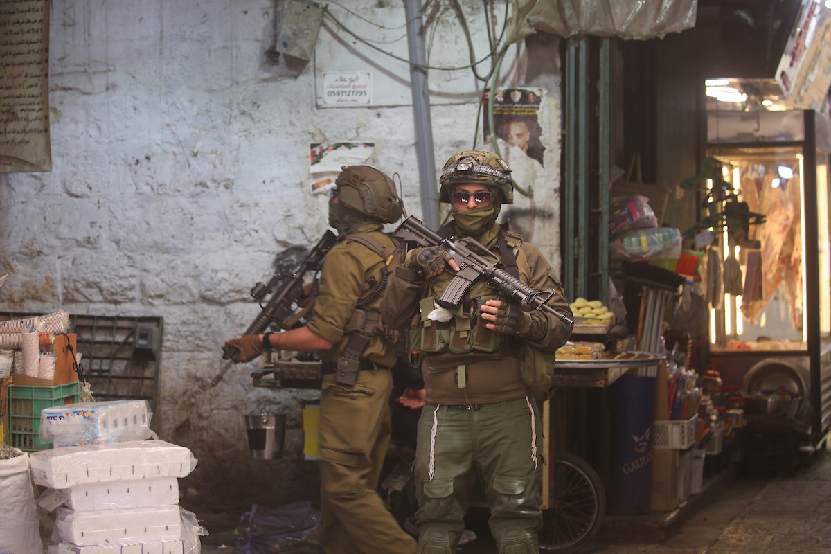 القوات الإسرائيلية تقتحم البلدة القديمة في نابلس، شمال الضفة الغربية، 27 أبريل/نيسان 2026 (صورة من محمد ناصر)