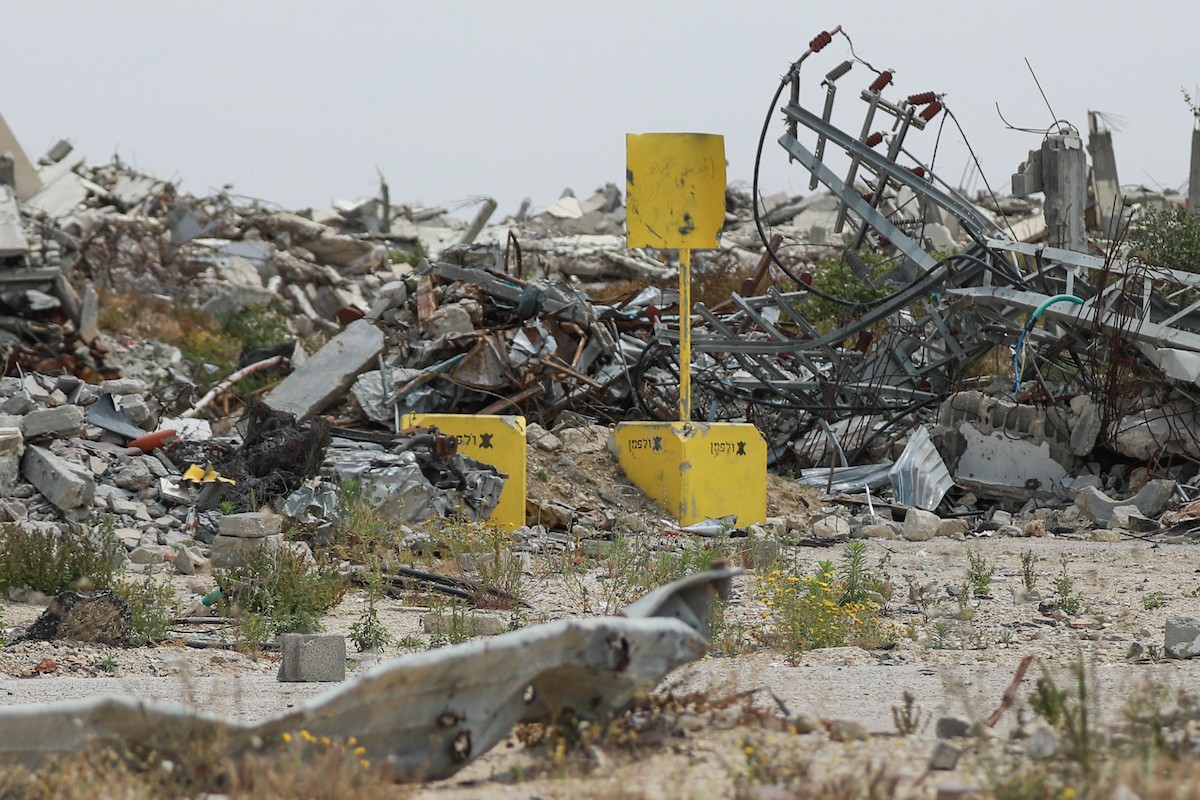 يعيش الفلسطينيون ظروفاً صعبة قرب الخط الأصفر شرق خان يونس، جنوب قطاع غزة، في 27 أبريل/نيسان 2026، حيث يواجهون إطلاق نار متكرر في منطقة تُعتبر خطرة، على طول خط حدودي أعادت القوات الإسرائيلية انتشارها فيه بموجب اتفاق وقف إطلاق النار. (صورة: رمزي أبو عامر)