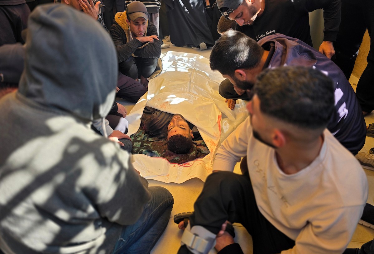 ودّعَ فلسطينيون جثمان يوسف منصور، الذي استُشهد في غارة جوية إسرائيلية أثناء صيده الطيور في منطقة المواصي بخان يونس، جنوب قطاع غزة. 9 أبريل/نيسان 2026. صورة: طارق محمد