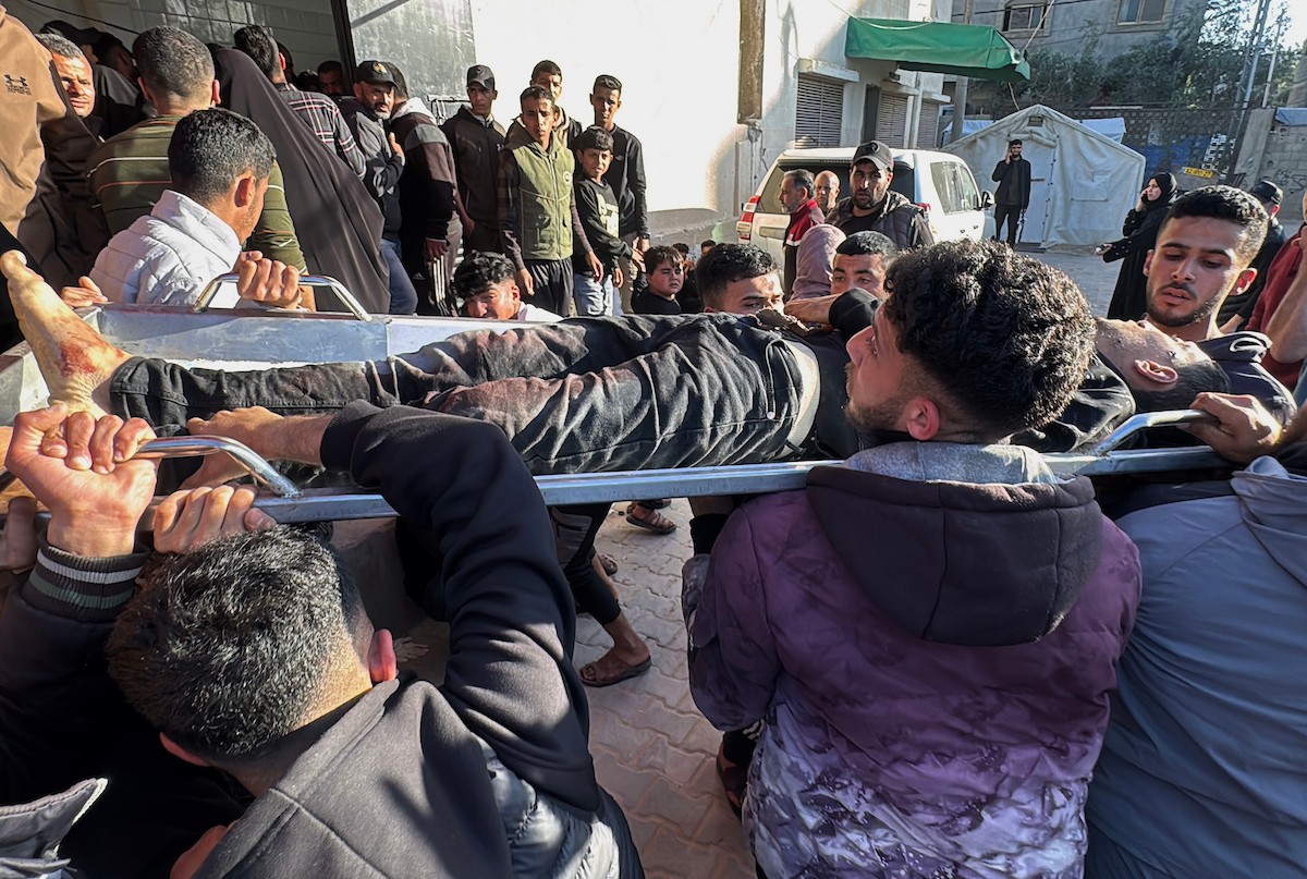 وصل عدد من الجثث وعشرات الجرحى، بينهم أطفال، إلى مستشفى شهداء الأقصى في دير البلح، نتيجة القصف الإسرائيلي وإطلاق النار من قبل جماعات مسلحة متعاونة مع الجيش الإسرائيلي، شرق مخيم المغازي في وسط قطاع غزة، في 6 أبريل/نيسان 2026. (صورة: أحمد إبراهيم)