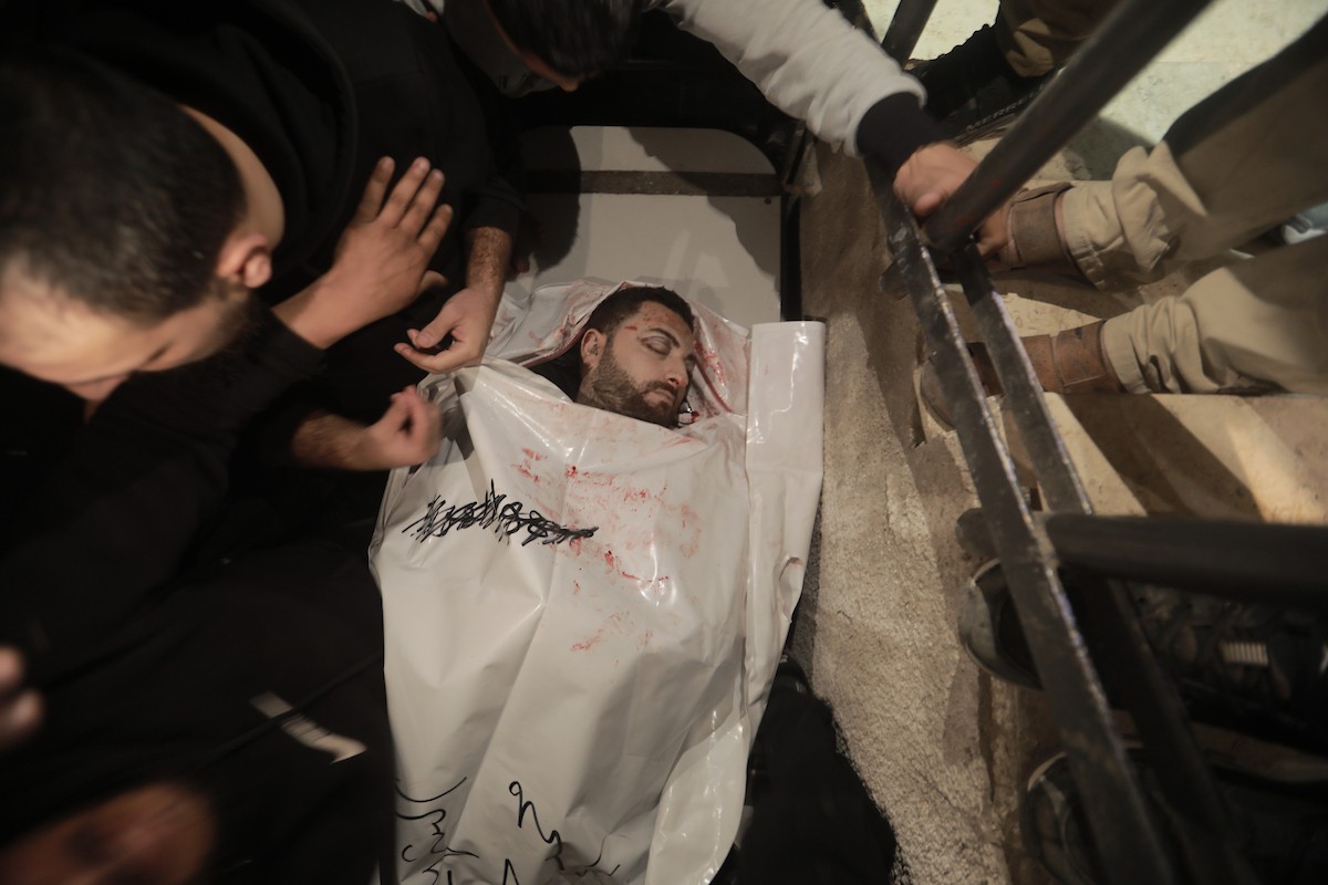 جثمان الزميل الصحفي محمد واشاح، مراسل قناة الجزيرة مباشر، الذي اغتيل في غارة جوية إسرائيلية استهدفت مركبته في شارع رشيد غرب مدينة غزة في 8 أبريل/نيسان 2026. (صورة: بلال أسامة)