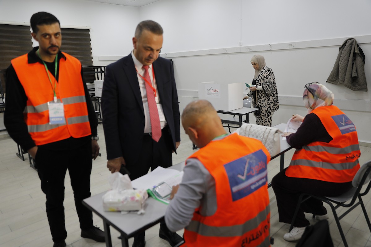 الناخبون الفلسطينيون يدلون بأصواتهم في مراكز الاقتراع خلال انتخابات المجالس البلدية في الخليل، الضفة الغربية، في 25 أبريل/نيسان 2026. (صورة: مأمون وزواز)