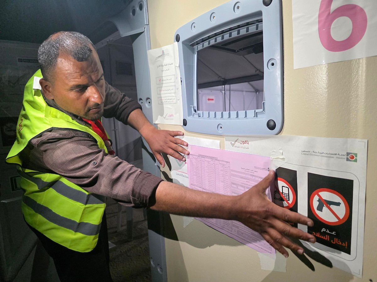 لجنة الانتخابات تُجري فرز قوائم المرشحين في الانتخابات المحلية الأولى في دير البلح وسط قطاع غزة منذ أكثر من عقدين، والأولى في الضفة الغربية منذ بدء حرب السابع من أكتوبر/ تشرين الأول 2023، 25 أبريل/نيسان 2026. (صورة: طارق محمد)