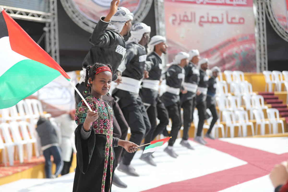 حفل زفاف جماعي لنحو 300 عروس وعريس، تحت عنوان فستان الفرح 2، نظمته مؤسسة الفارس الشم في دير البلح، وسط قطاع غزة، في 24 أبريل/نيسان 2026، (صورة: معز صالحي)