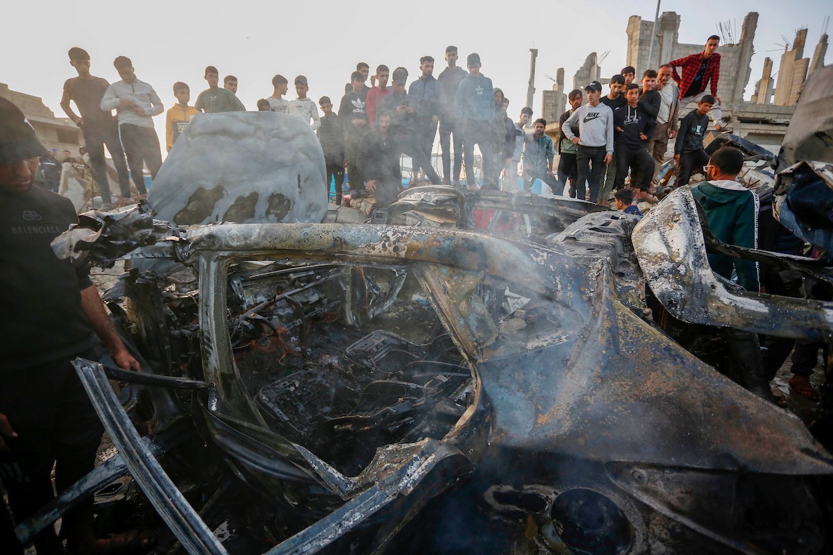 يتفقد فلسطينيون آثار غارة جوية إسرائيلية استهدفت مركبة في شارع صلاح الدين قرب مدخل مخيم المغازي للاجئين وسط قطاع غزة، في 4 أبريل/نيسان 2026.  (صورة: أحمد إبراهيم)