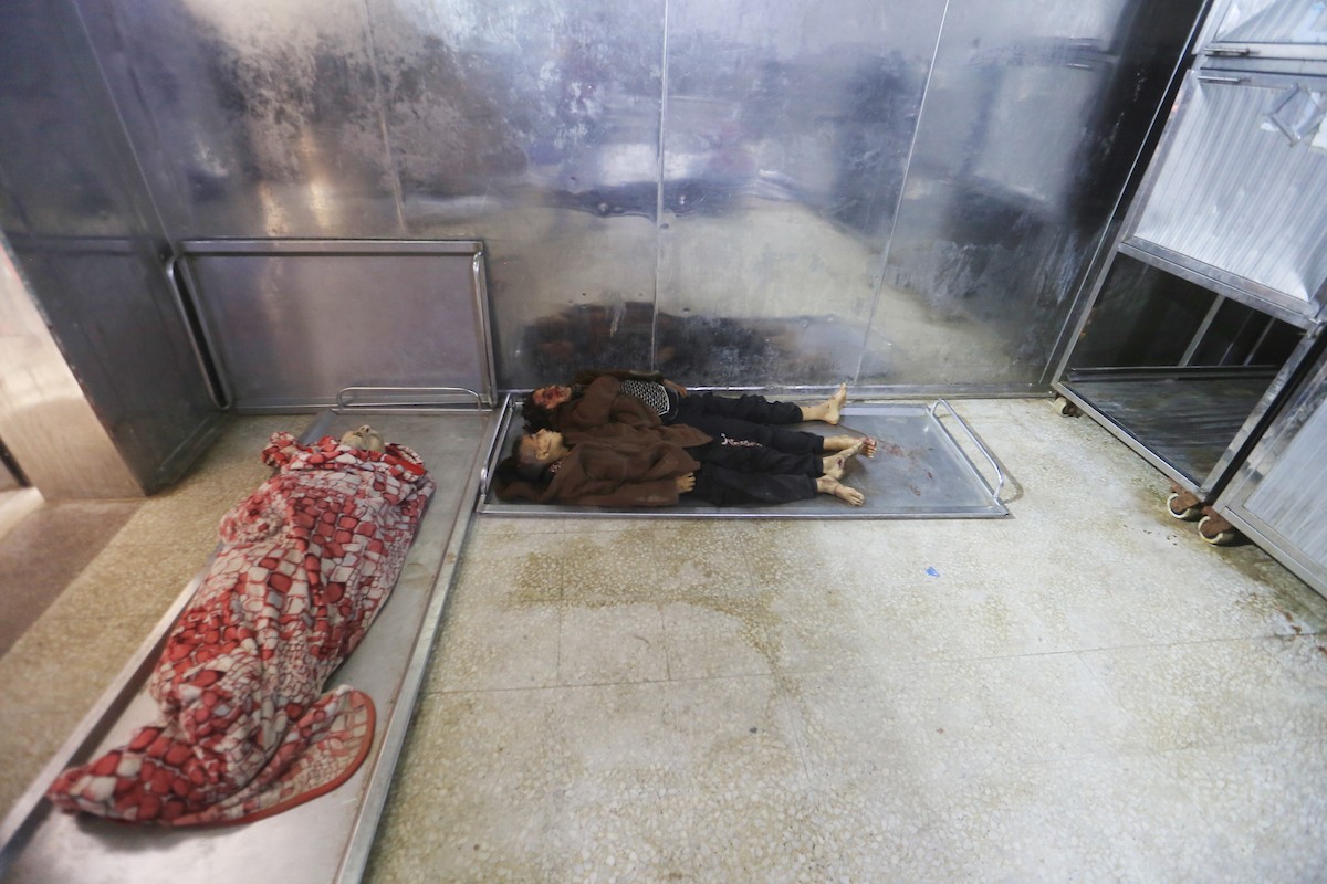 ودّع فلسطينيون جثامين 5 مواطنين بينهم 3 أطفال في مستشفى الشفاء بمدينة غزة، وكانوا قد سقطوا ليلة أمس في غارة إسرائيلية بمنطقة بيت لاهيا شمال قطاع غزة. 23 أبريل/نيسان 2026. صورة: بلال أسامة