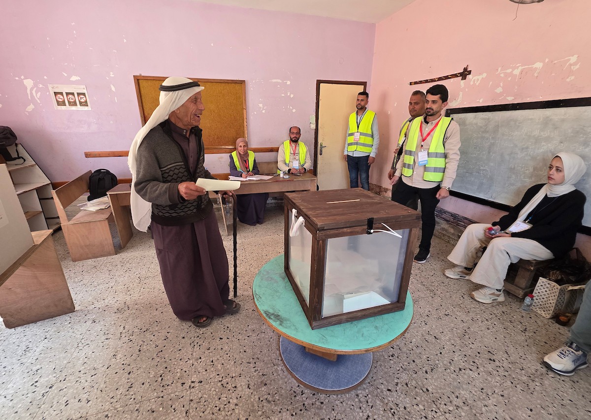 الفلسطينيون يدلون بأصواتهم في مركز اقتراع خلال الانتخابات البلدية في دير البلح، قطاع غزة، في 25 أبريل/نيسان 2026 بعد أكثر من 20 عاما، (صورة: طارق محمد)