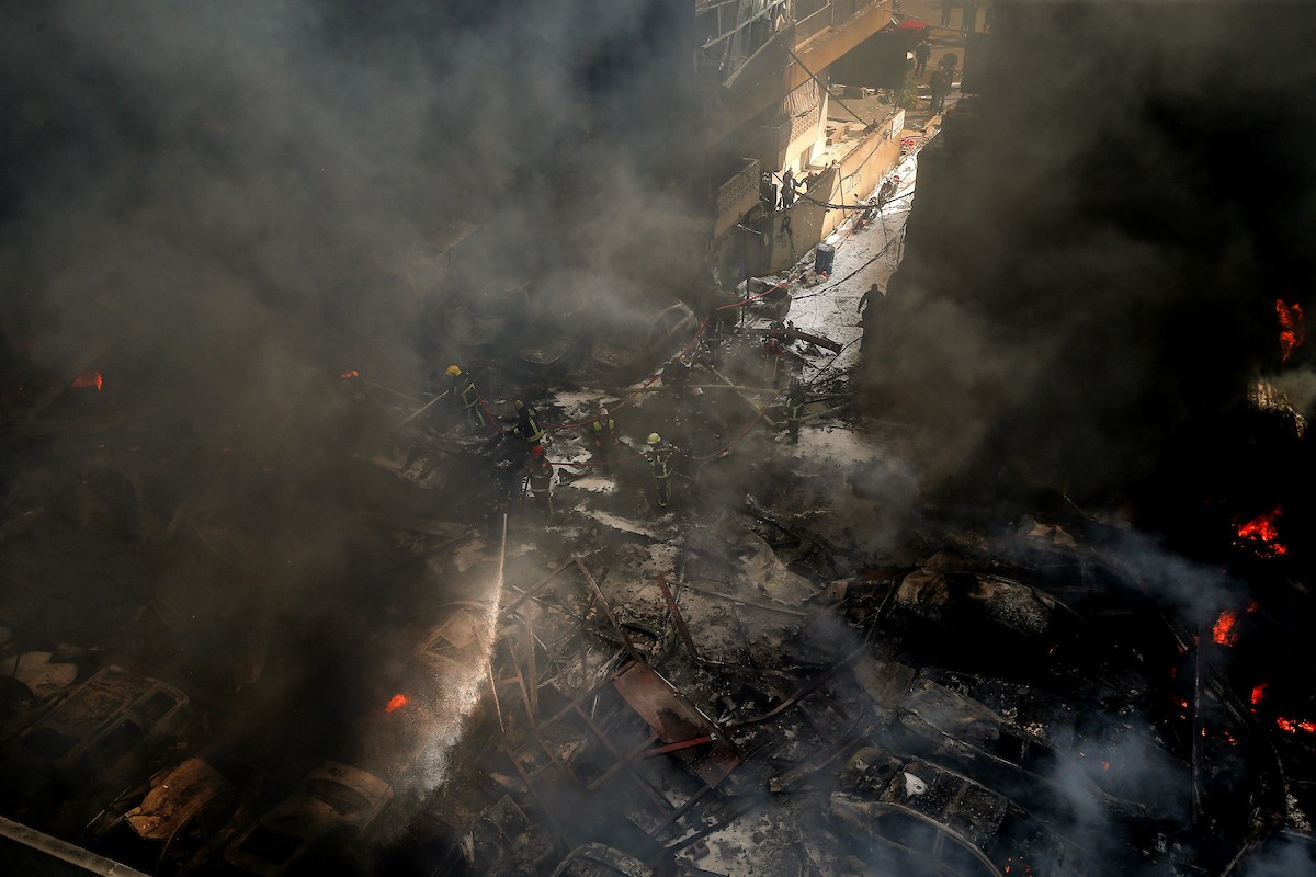 8 أبريل/نيسان 2026، بيروت، لبنان: يتصاعد الدخان من الضاحية الجنوبية لبيروت، معقل حزب الله الموالي لإيران، عقب موجة من الغارات الجوية الإسرائيلية المتزامنة (حقوق الصورة: © مروان نعماني/وكالة الأنباء الألمانية ZUMA Press/APA Images)