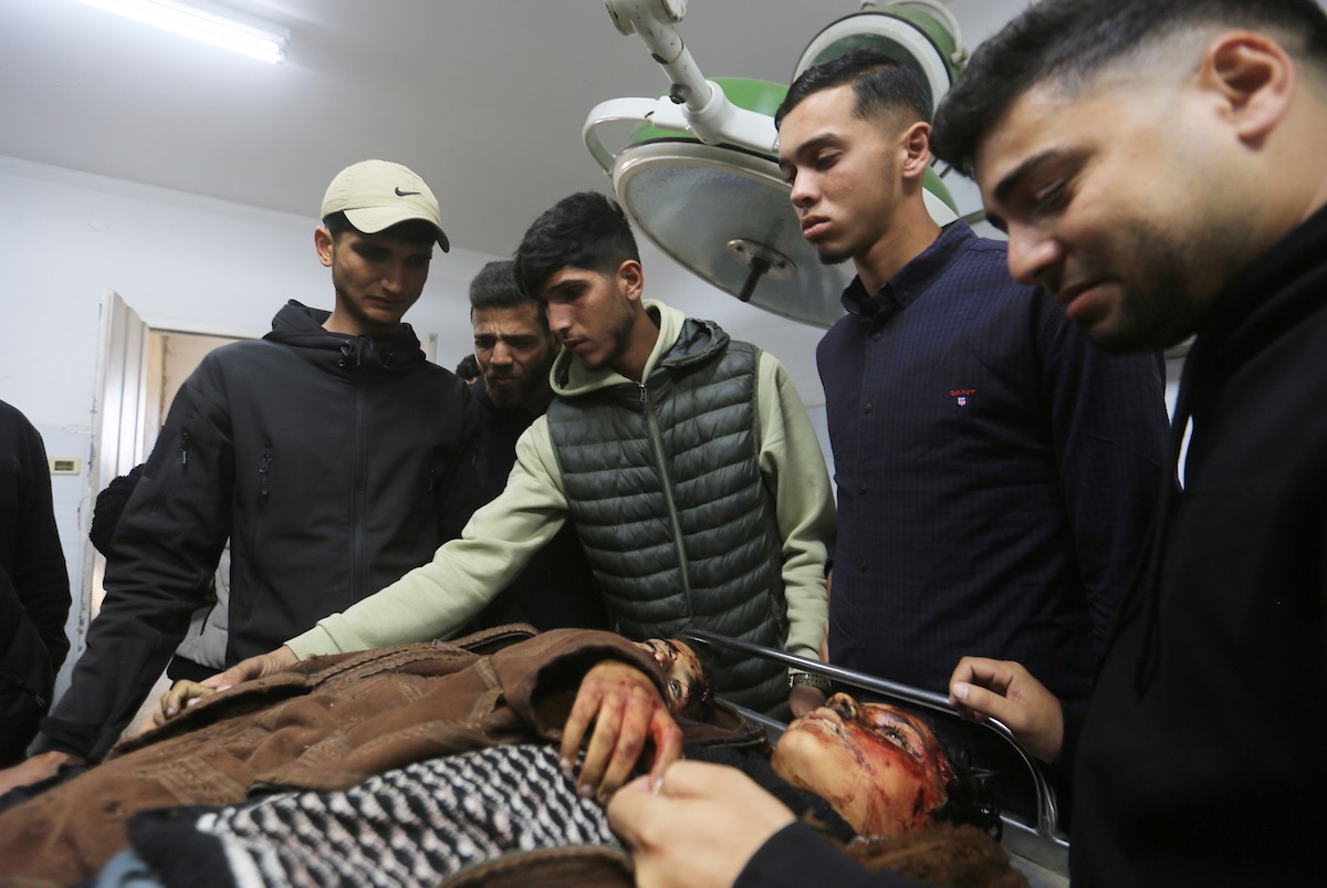 ودّع فلسطينيون جثامين 5 مواطنين بينهم 3 أطفال في مستشفى الشفاء بمدينة غزة، وكانوا قد سقطوا ليلة أمس في غارة إسرائيلية بمنطقة بيت لاهيا شمال قطاع غزة. 23 أبريل/نيسان 2026. صورة: بلال أسامة