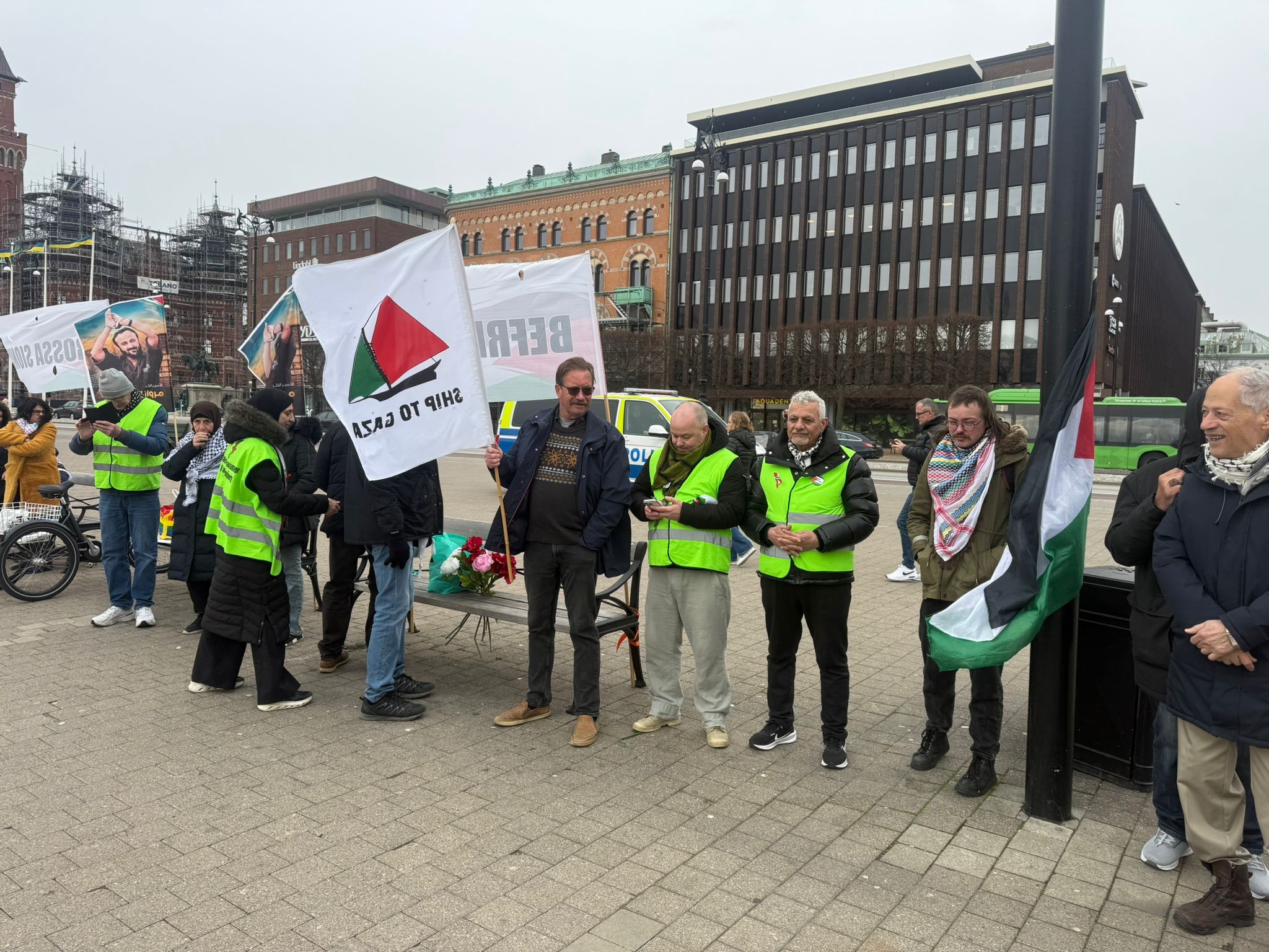 المجموعات السويدية  تقيم  وقفة في هلسنبوري تضامنا مع غزة وفلسطين ...jpg