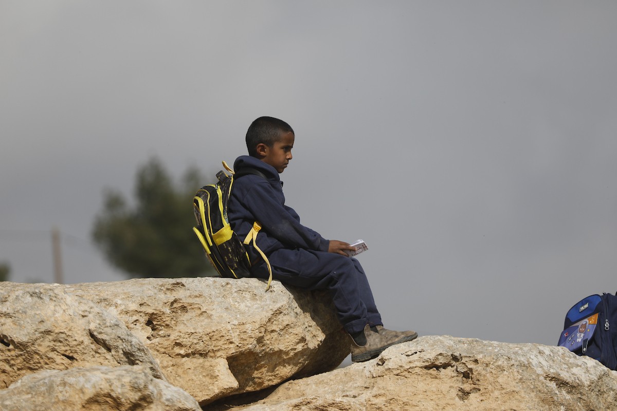 الخليل - أطفال خربة أم الخير وبمشاركة نشطاء سلام دوليين ينظمون وقفة سلمية احتجاجا على إغلاق الجيش الإسرائيلي للطريق الرئيسي المؤدي إلى مدارسهم منذ أسبوع، 19 أبريل/نيسان 2026. تصوير: مأمون وزواز