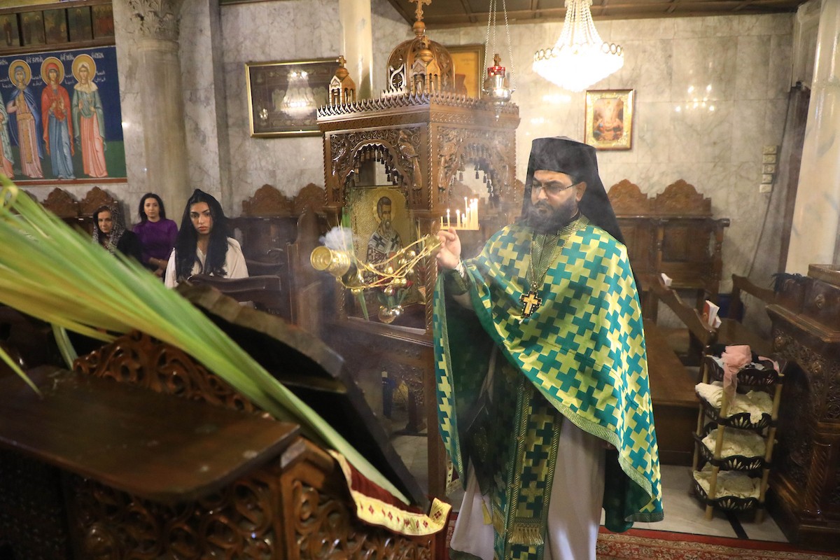 حضر مسيحيون أرثوذكس مقيمون في مدينة غزة، قداسًا في كنيسة القديس بورفيريوس احتفالًا بأحد الشعانين، الذي يُحيي ذكرى دخول السيد المسيح إلى القدس واستقبال الشعب له بأغصان النخيل، 5 أبريل/نيسان 2026. تصوير: هاشم زامو/apaimages