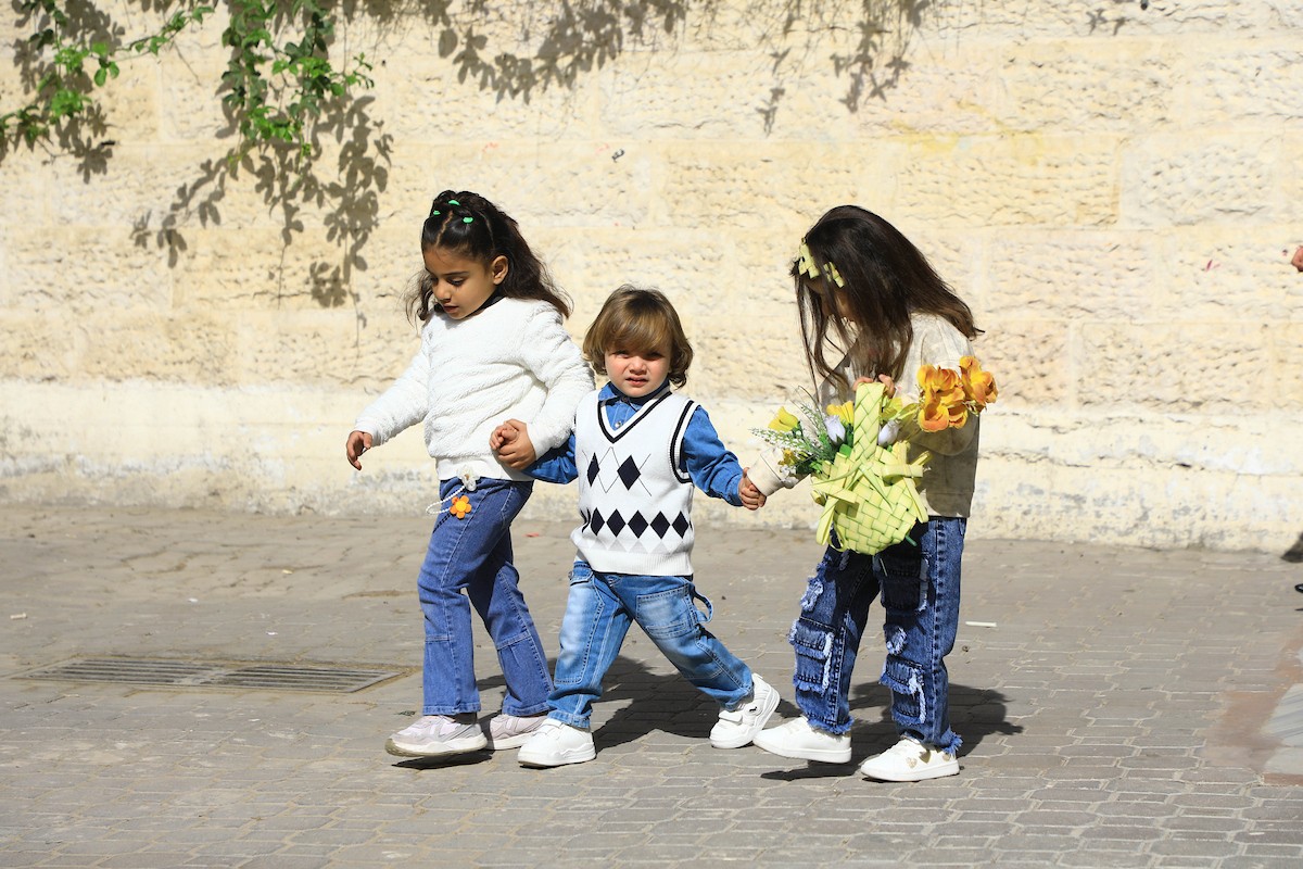 حضر مسيحيون أرثوذكس مقيمون في مدينة غزة، قداسًا في كنيسة القديس بورفيريوس احتفالًا بأحد الشعانين، الذي يُحيي ذكرى دخول السيد المسيح إلى القدس واستقبال الشعب له بأغصان النخيل، 5 أبريل/نيسان 2026. تصوير: هاشم زامو/apaimages