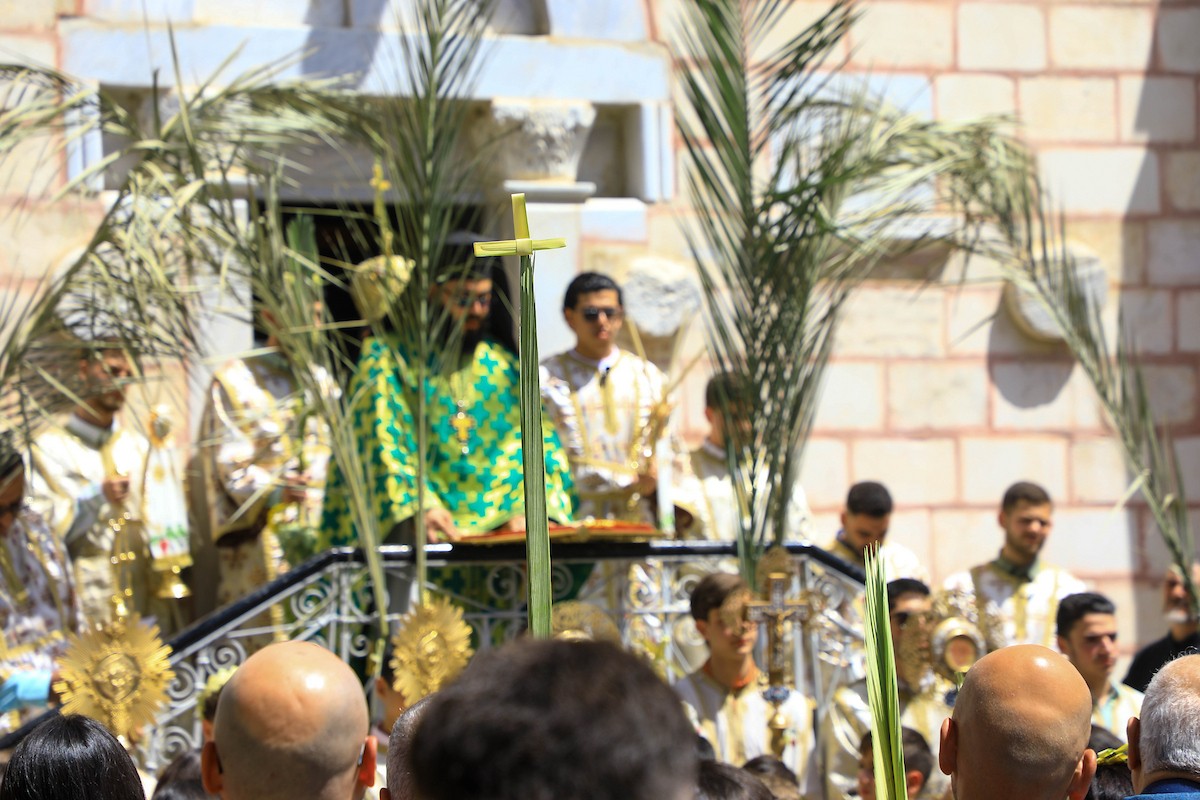 حضر مسيحيون أرثوذكس مقيمون في مدينة غزة، قداسًا في كنيسة القديس بورفيريوس احتفالًا بأحد الشعانين، الذي يُحيي ذكرى دخول السيد المسيح إلى القدس واستقبال الشعب له بأغصان النخيل، 5 أبريل/نيسان 2026. تصوير: هاشم زامو/apaimages