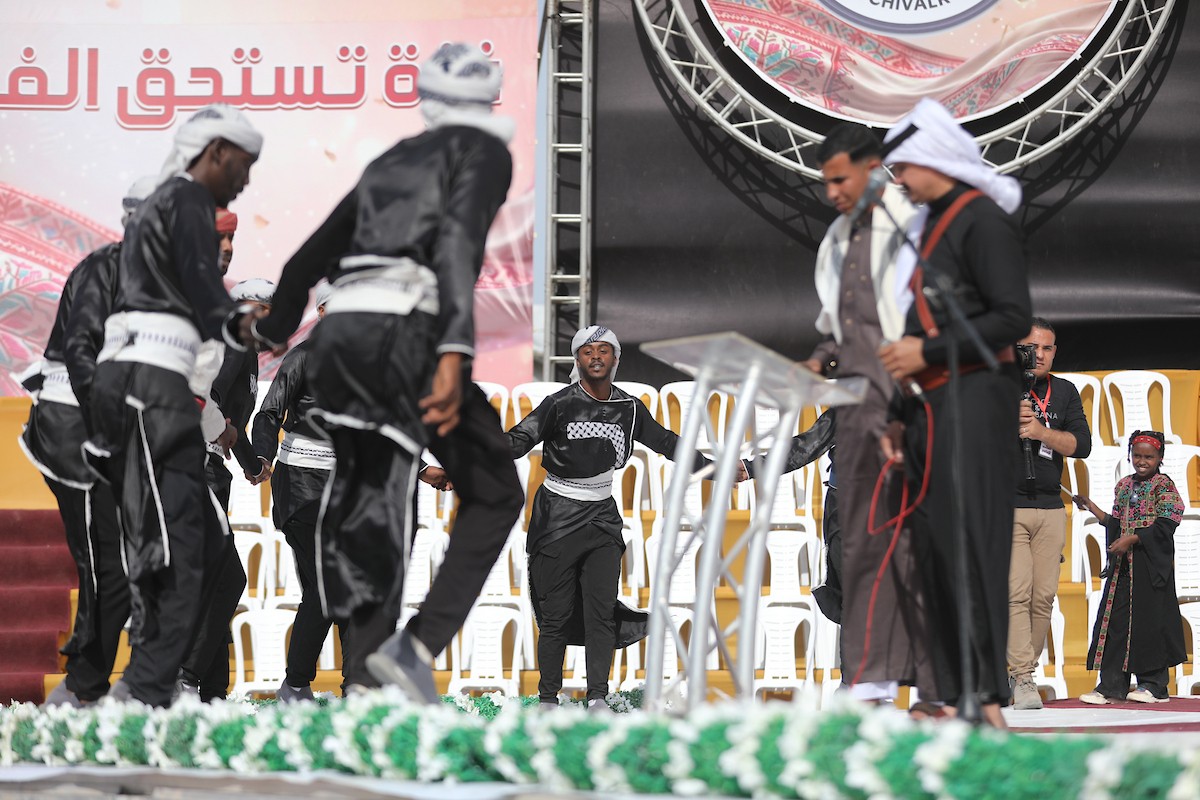 حفل زفاف جماعي لنحو 300 عروس وعريس، تحت عنوان فستان الفرح 2، نظمته مؤسسة الفارس الشم في دير البلح، وسط قطاع غزة، في 24 أبريل/نيسان 2026، (صورة: معز صالحي)