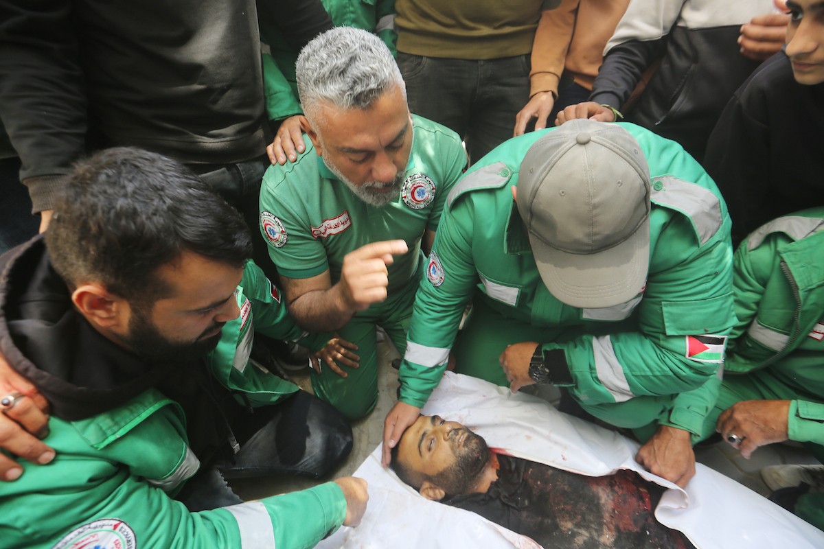 مشيعون فلسطينيون يودعون جثمان المسعف إبراهيم صقر خلال جنازته في مستشفى الشفاء بمدينة غزة في 29 أبريل/نيسان 2026. (صورة: بلال أسامة)