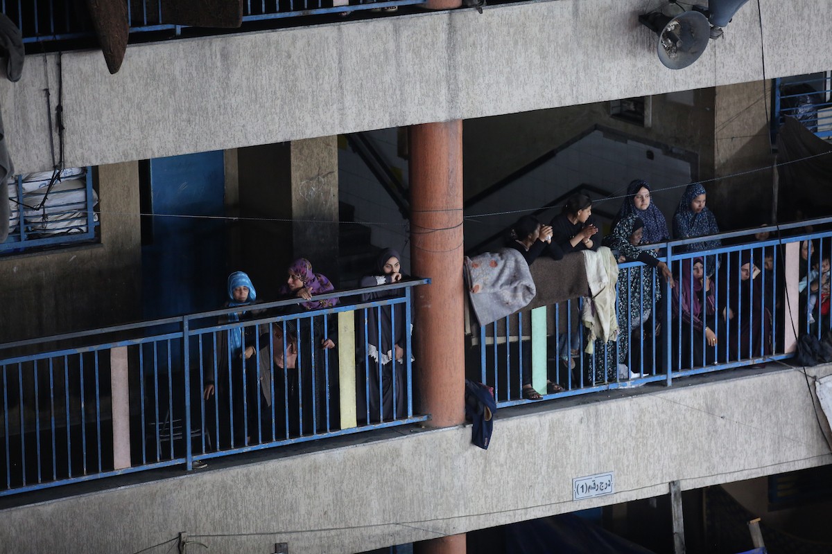 فلسطينيون نازحون يشاركون في حفل زفاف الشاب ماهر حمدية داخل مدرسة حُوّلت إلى مأوى في مخيم النصيرات، وسط قطاع غزة، 26 أبريل/نيسان 2026. (تصوير: حسن الجديدي)