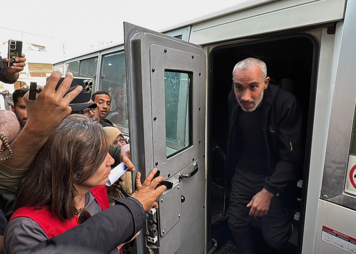 وصل اثنا عشر أسيرًا فلسطينيًا، بينهم امرأة، كانوا قد أُفرج عنهم من سجون الاحتلال الإسرائيلي، إلى مستشفى شهداء الأقصى في دير البلح، وسط قطاع غزة، في 15 أبريل/نيسان 2026، (صورة: أحمد إبراهيم)