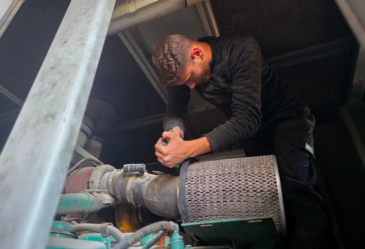 عقدت إدارة مجمع ناصر الطبي في خان يونس، جنوب قطاع غزة، مؤتمراً صحفياً ناقشت خلاله العواقب الوخيمة لنقص النفط وقطع الغيار اللازمة لتشغيل المولدات الكهربائية، وتأثير ذلك على الخدمات الصحية المقدمة، 12 أبريل/نيسان 2026. تصوير: طارق محمد