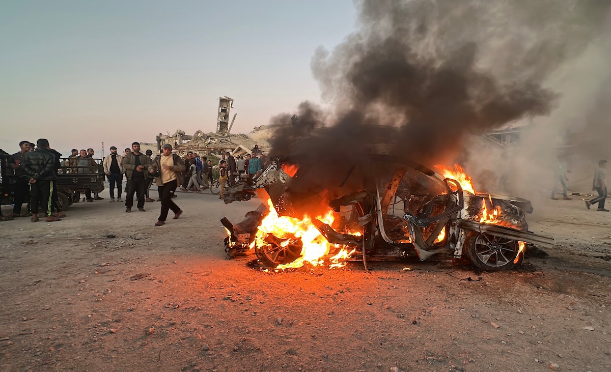 مركبة الزميل الصحفي الشهيد محمد وشاح، مراسل قناة الجزيرة مباشر بعد ان استهدفتها طائرة مسيّرة إسرائيلية غرب مدينة غزة  8 أبريل/نيسان 2026، (صورة: هادي داود )