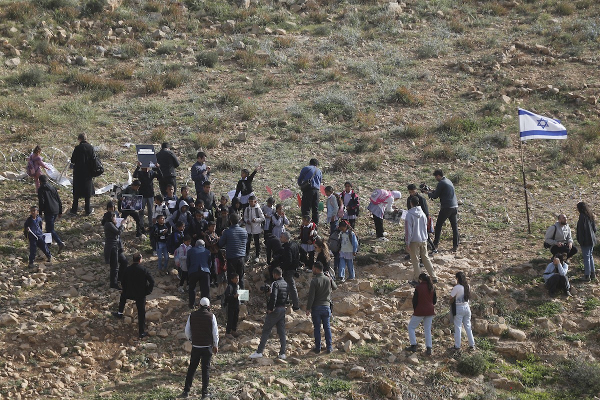 الخليل - أطفال خربة أم الخير وبمشاركة نشطاء سلام دوليين ينظمون وقفة سلمية احتجاجا على إغلاق الجيش الإسرائيلي للطريق الرئيسي المؤدي إلى مدارسهم منذ أسبوع، 19 أبريل/نيسان 2026. تصوير: مأمون وزواز