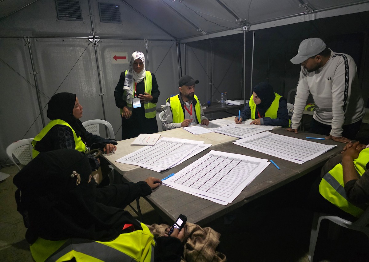 لجنة الانتخابات تُجري فرز قوائم المرشحين في الانتخابات المحلية الأولى في دير البلح وسط قطاع غزة منذ أكثر من عقدين، والأولى في الضفة الغربية منذ بدء حرب السابع من أكتوبر/ تشرين الأول 2023، 25 أبريل/نيسان 2026. (صورة: طارق محمد)