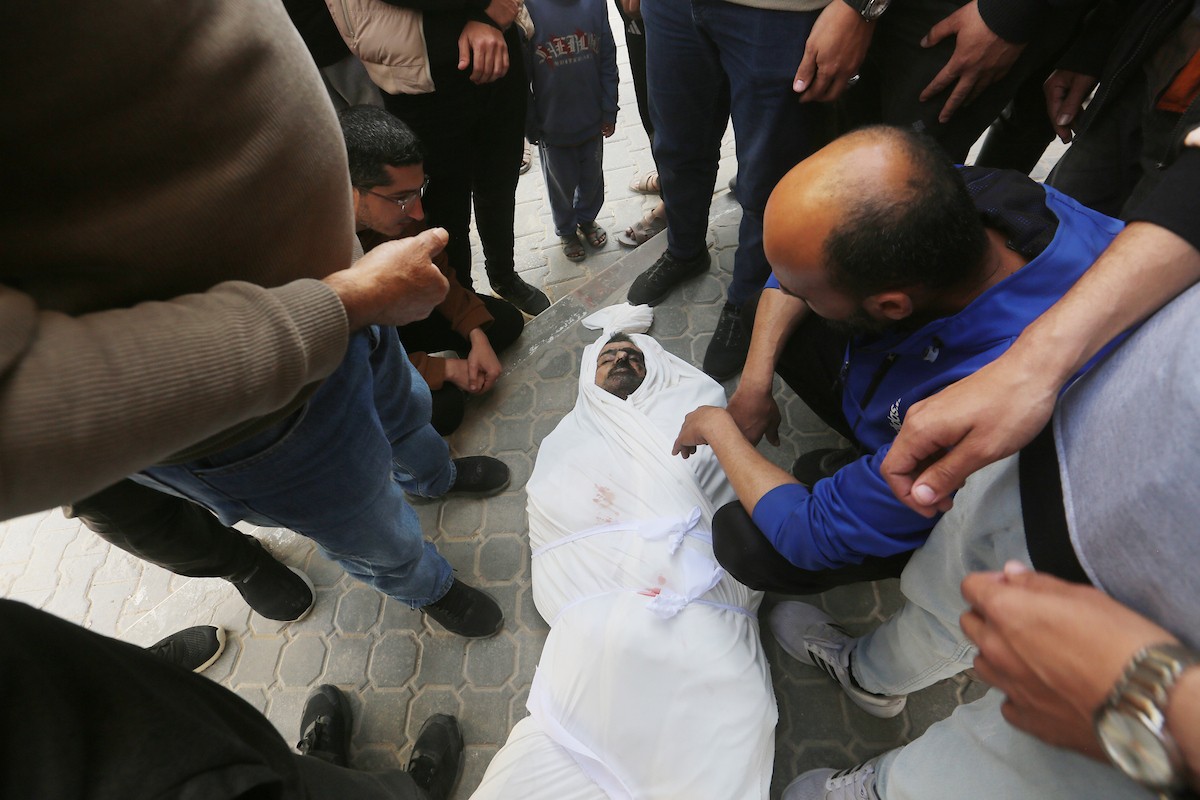 فلسطينيون ينوحون على جثامين مدنيين سقطوا في غارة إسرائيلية شمال قطاع غزة، خلال جنازة أقيمت في مستشفى الشفاء بمدينة غزة، في 26 أبريل/نيسان 2026. صورة: بلال أسامة