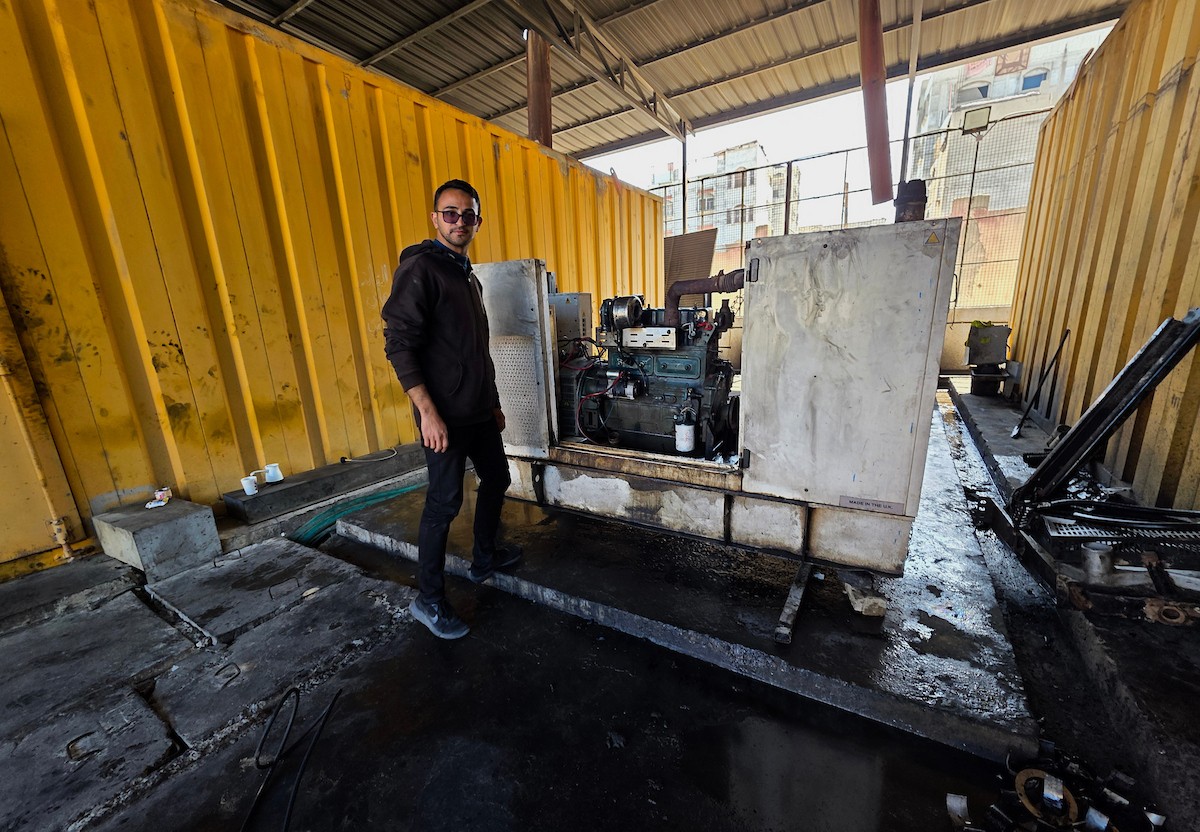 عقدت إدارة مجمع ناصر الطبي في خان يونس، جنوب قطاع غزة، مؤتمراً صحفياً ناقشت خلاله العواقب الوخيمة لنقص النفط وقطع الغيار اللازمة لتشغيل المولدات الكهربائية، وتأثير ذلك على الخدمات الصحية المقدمة، 12 أبريل/نيسان 2026. تصوير: طارق محمد