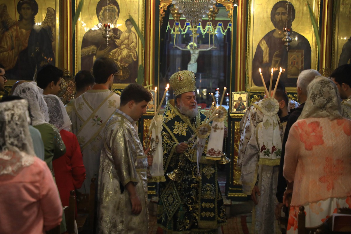 حضر مسيحيون أرثوذكس مقيمون في مدينة غزة، قداسًا في كنيسة القديس بورفيريوس احتفالًا بأحد الشعانين، الذي يُحيي ذكرى دخول السيد المسيح إلى القدس واستقبال الشعب له بأغصان النخيل، 5 أبريل/نيسان 2026. تصوير: هاشم زامو/apaimages