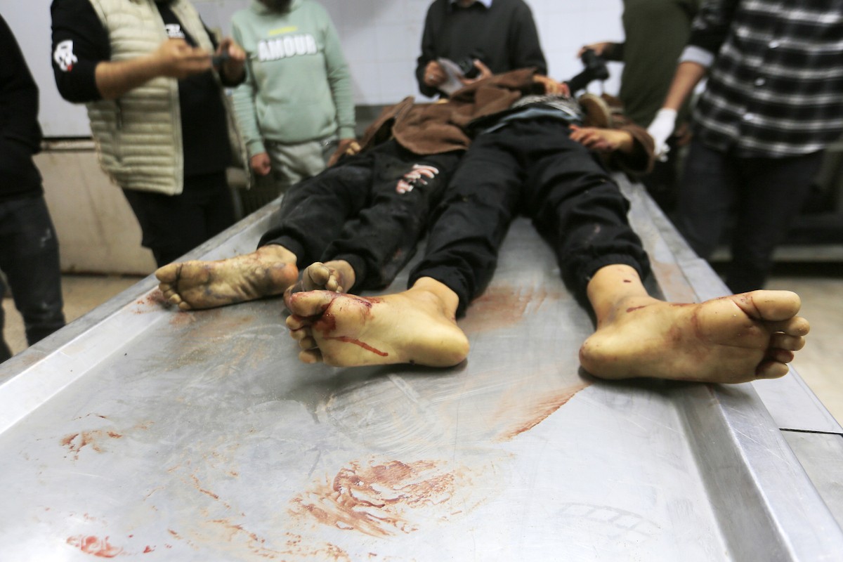 ودّع فلسطينيون جثامين 5 مواطنين بينهم 3 أطفال في مستشفى الشفاء بمدينة غزة، وكانوا قد سقطوا ليلة أمس في غارة إسرائيلية بمنطقة بيت لاهيا شمال قطاع غزة. 23 أبريل/نيسان 2026. صورة: بلال أسامة