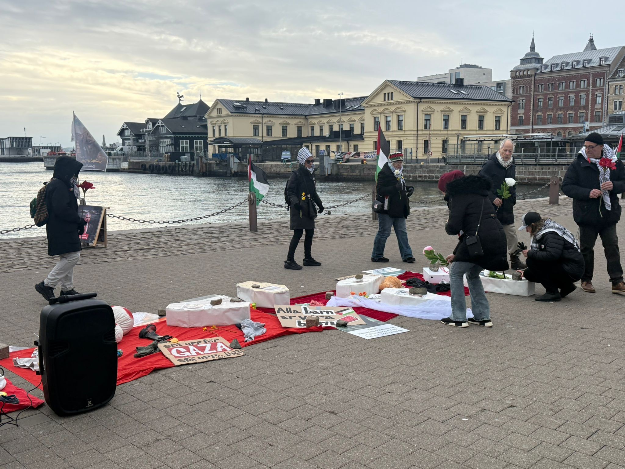 المجموعات السويدية  تقيم  وقفة في هلسنبوري تضامنا مع غزة وفلسطين ....jpg