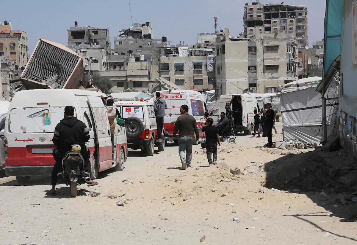 مشيعون فلسطينيون يودعون جثمان المسعف إبراهيم صقر خلال جنازته في مستشفى الشفاء بمدينة غزة في 29 أبريل/نيسان 2026. (صورة: بلال أسامة)