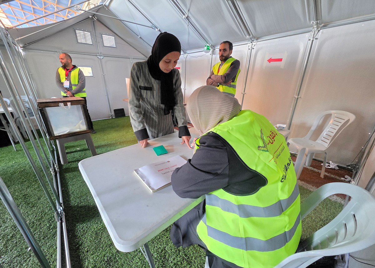 الفلسطينيون يدلون بأصواتهم في مركز اقتراع خلال الانتخابات البلدية في دير البلح، قطاع غزة، في 25 أبريل/نيسان 2026 بعد أكثر من 20 عاما، (صورة: طارق محمد)