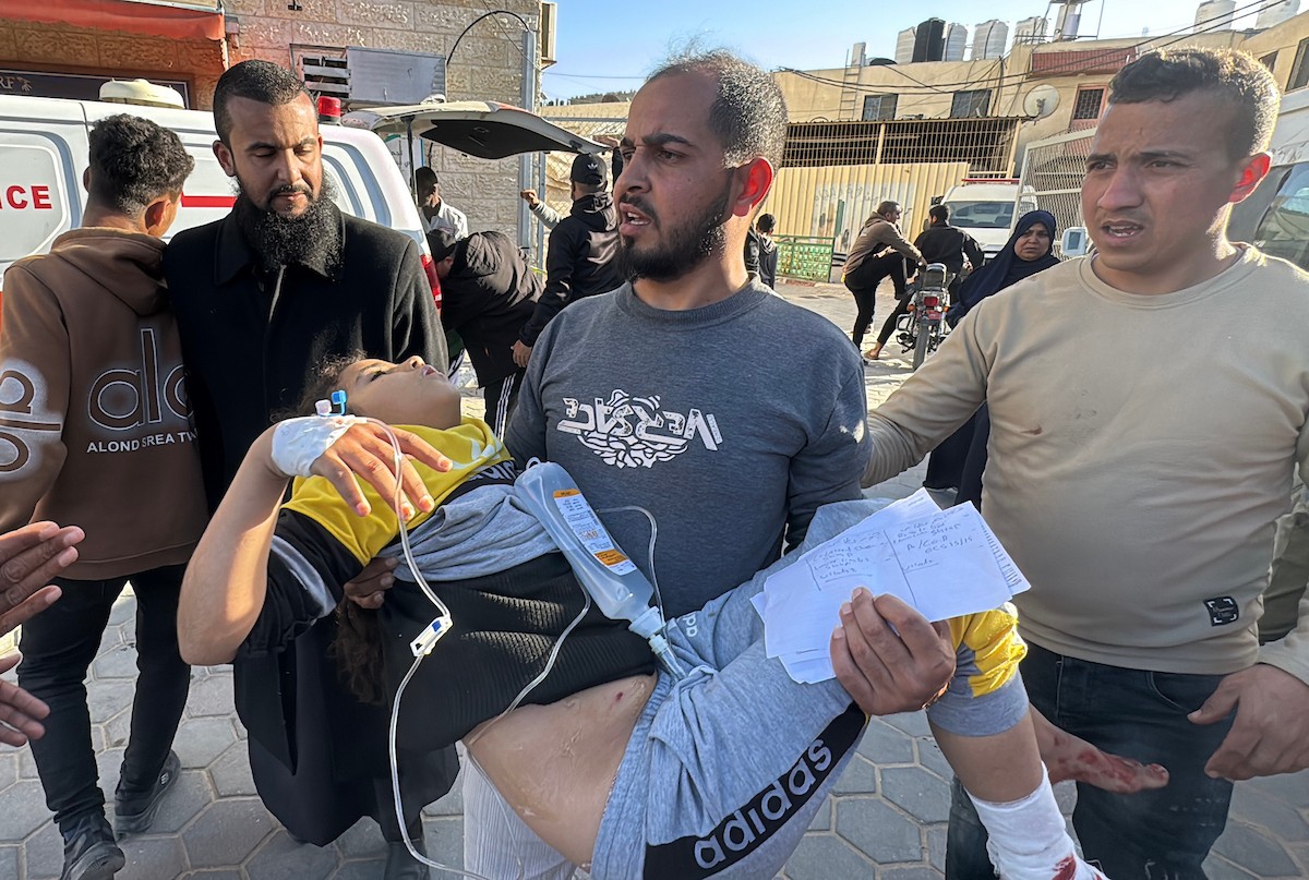 وصل عدد من الجثث وعشرات الجرحى، بينهم أطفال، إلى مستشفى شهداء الأقصى في دير البلح، نتيجة القصف الإسرائيلي وإطلاق النار من قبل جماعات مسلحة متعاونة مع الجيش الإسرائيلي، شرق مخيم المغازي في وسط قطاع غزة، في 6 أبريل/نيسان 2026. (صورة: أحمد إبراهيم)