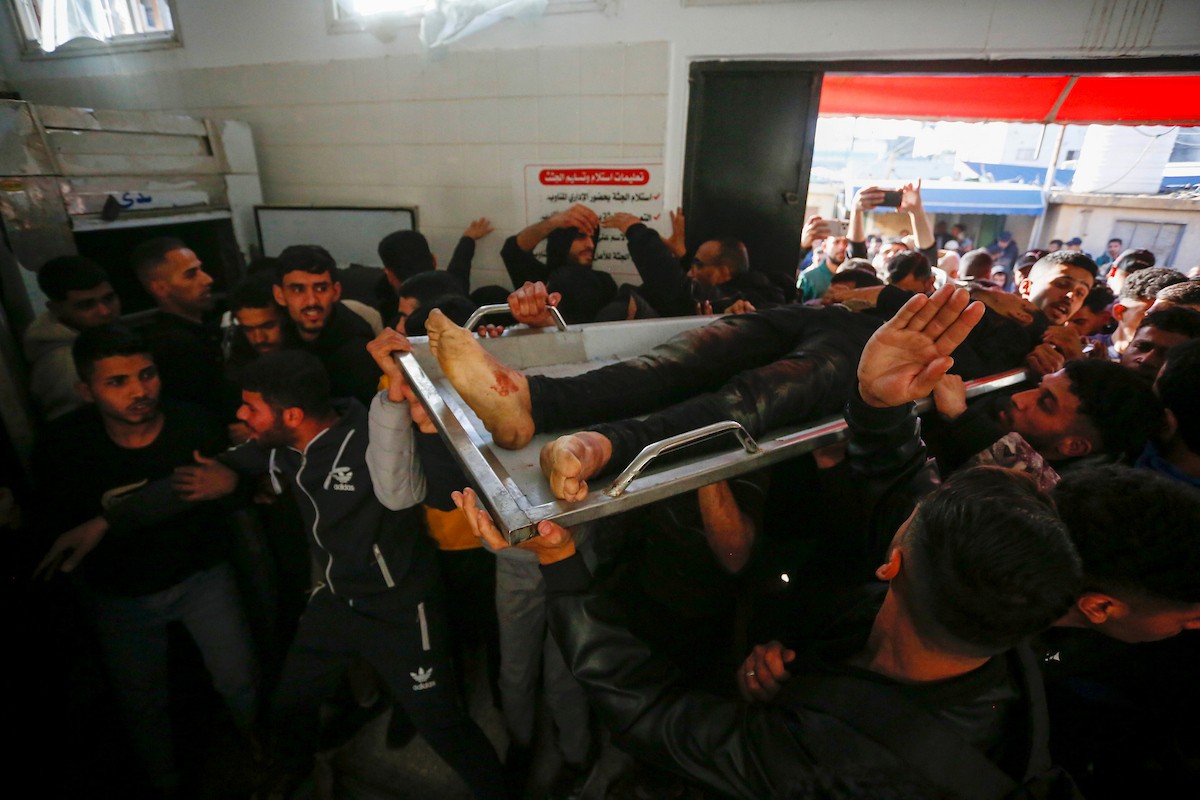 ودّع فلسطينيون عدداً من الجثث في مستشفى شهداء الأقصى بدير البلح. وقد سقط الضحايا جراء القصف الإسرائيلي وإطلاق النار من فصائل مسلحة متعاونة مع الجيش الإسرائيلي، شرق مخيم المغازي وسط قطاع غزة، في 6 أبريل/نيسان 2026. (صورة: أحمد إبراهيم)
