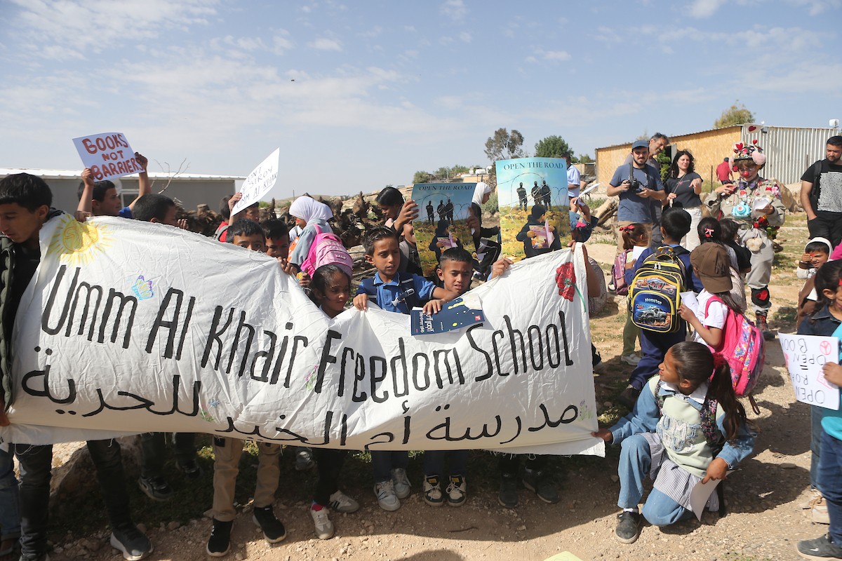 يواصل الطلاب الفلسطينيون اعتصامهم ودراستهم على جانب طريق أغلقه المستوطنون والقوات الإسرائيلية، في قرية أم الخير بمسافر يطا، قضاء الخليل جنوب الضفة الغربية. 26 أبريل/نيسان 2026،(صورة: مأمون وزواز)