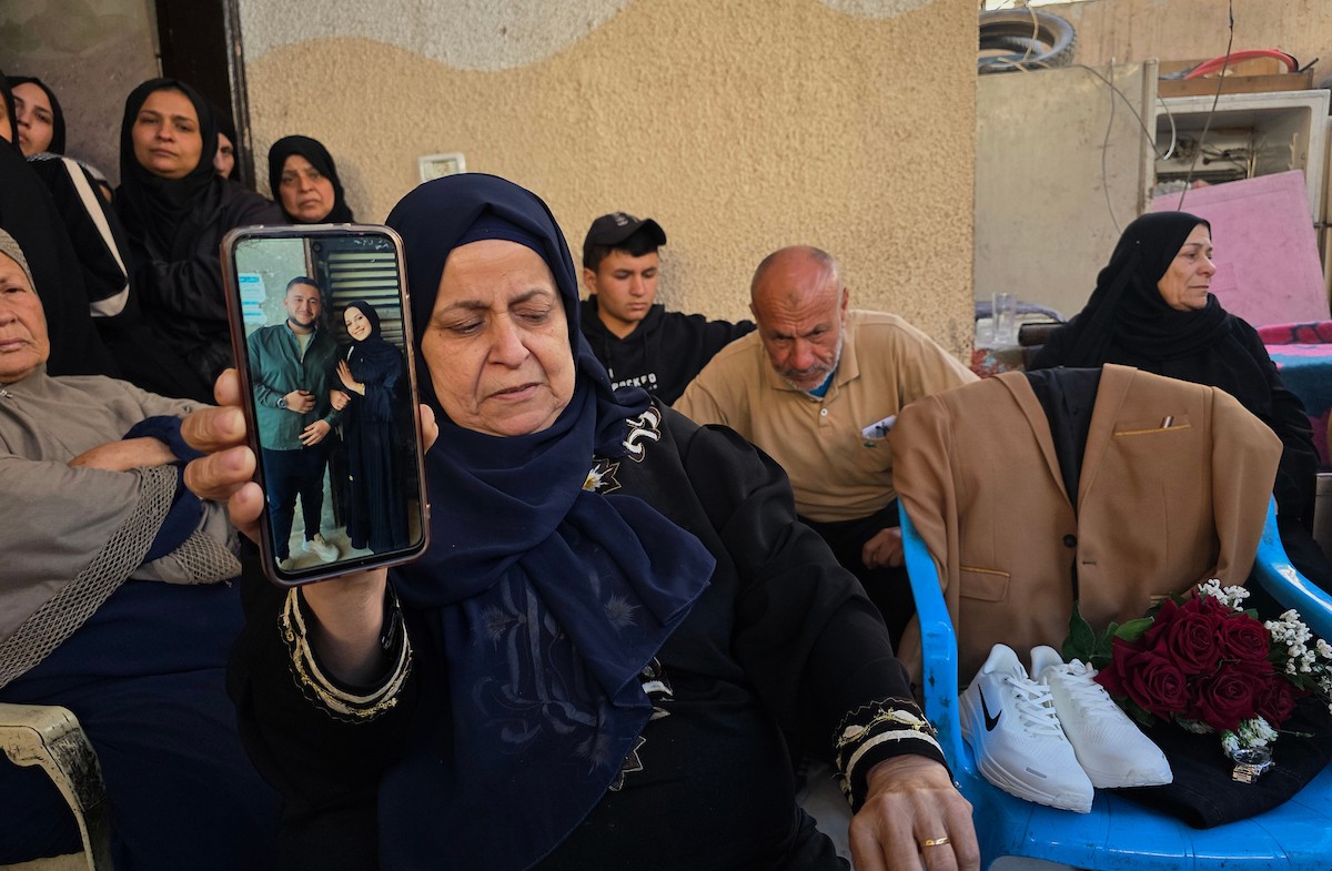 تعيش عائلة الفلسطيني درويش العتال في خان يونس جنوب قطاع غزة حالة من الحزن العميق، بعدما فقدت ابنها إثر غارة جوية إسرائيلية قبل يومين فقط من موعد زفافه، 23 أبريل/نيسان 2026. تصوير: طارق محمد