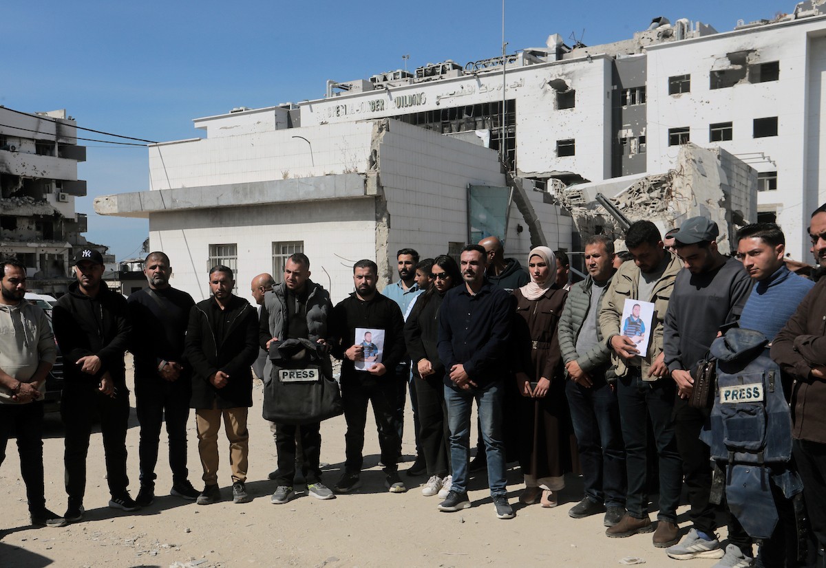 شارك صحفيون فلسطينيون في مظاهرة تنديداً باغتيال إسرائيل لمراسل قناة الجزيرة مباشر محمد وشاح، في ساحة مستشفى الشفاء بمدينة غزة، بتاريخ 9 أبريل/نيسان 2026. (صورة: بلال أسامة)