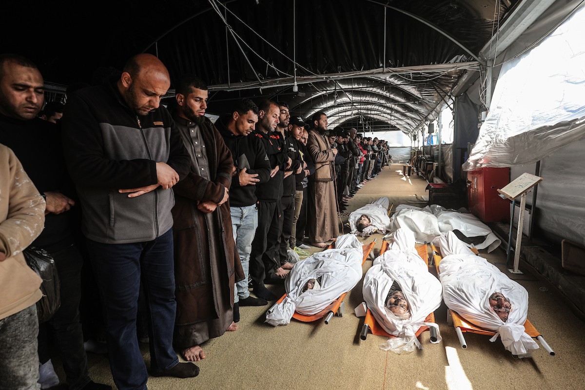 ينعى الفلسطينيون جثامين شهدائهم الفلسطينيين، الذين قُتلوا، بحسب مسعفين، في غارة جوية إسرائيلية ليلية، في مخيم البريج للاجئين الفلسطينيين، وسط قطاع غزة، في 11 أبريل/نيسان 2026. (صورة: معز صالحي)