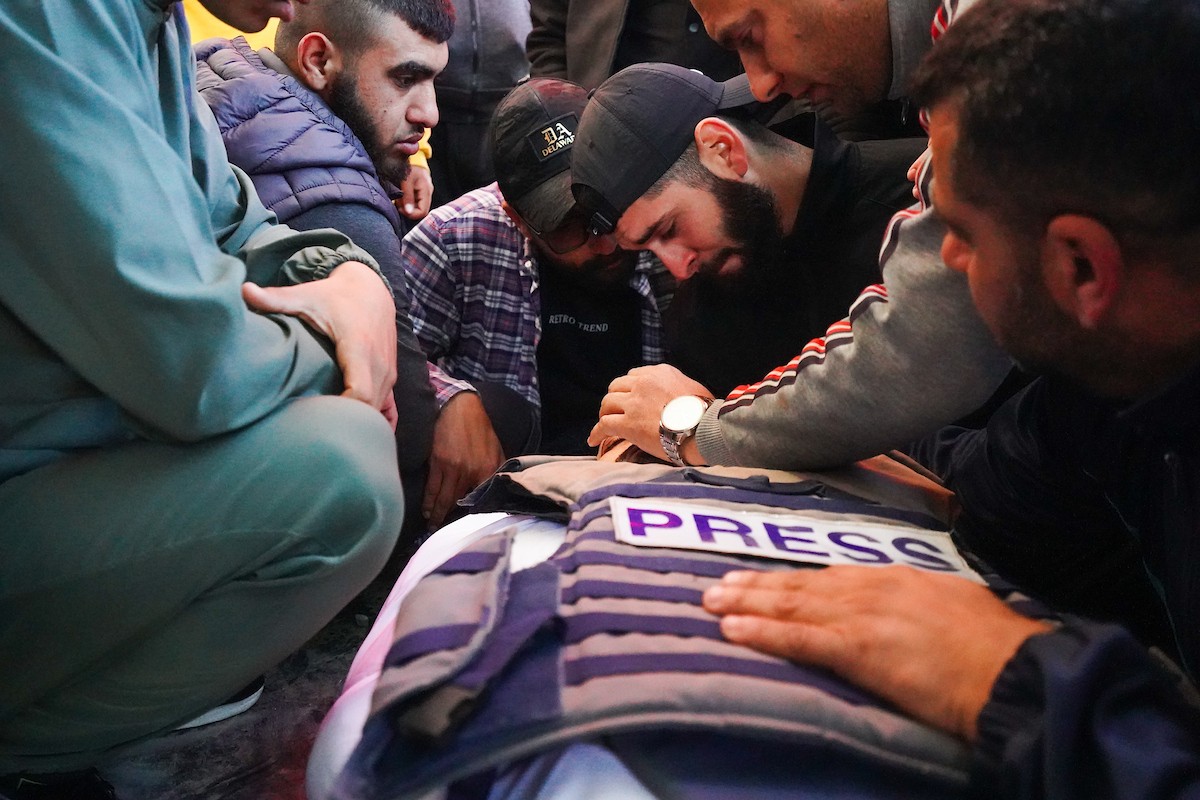 جنازة الزميل الصحفي محمد وشاح، مراسل قناة الجزيرة مباشر، الذي اغتيل في غارة جوية إسرائيلية بقطاع غزة، 9 أبريل/نيسان 2026.