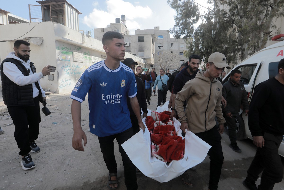 جثمان فلسطيني، قُتل بنيران دبابة إسرائيلية في منطقة بيت لاهيا شمال قطاع غزة، وفقًا لما أفاد به المسعفون، وذلك قبل تشييعه في مستشفى الشفاء بمدينة غزة في 11 أبريل/نيسان 2026.(صورة: بلال أسامة)