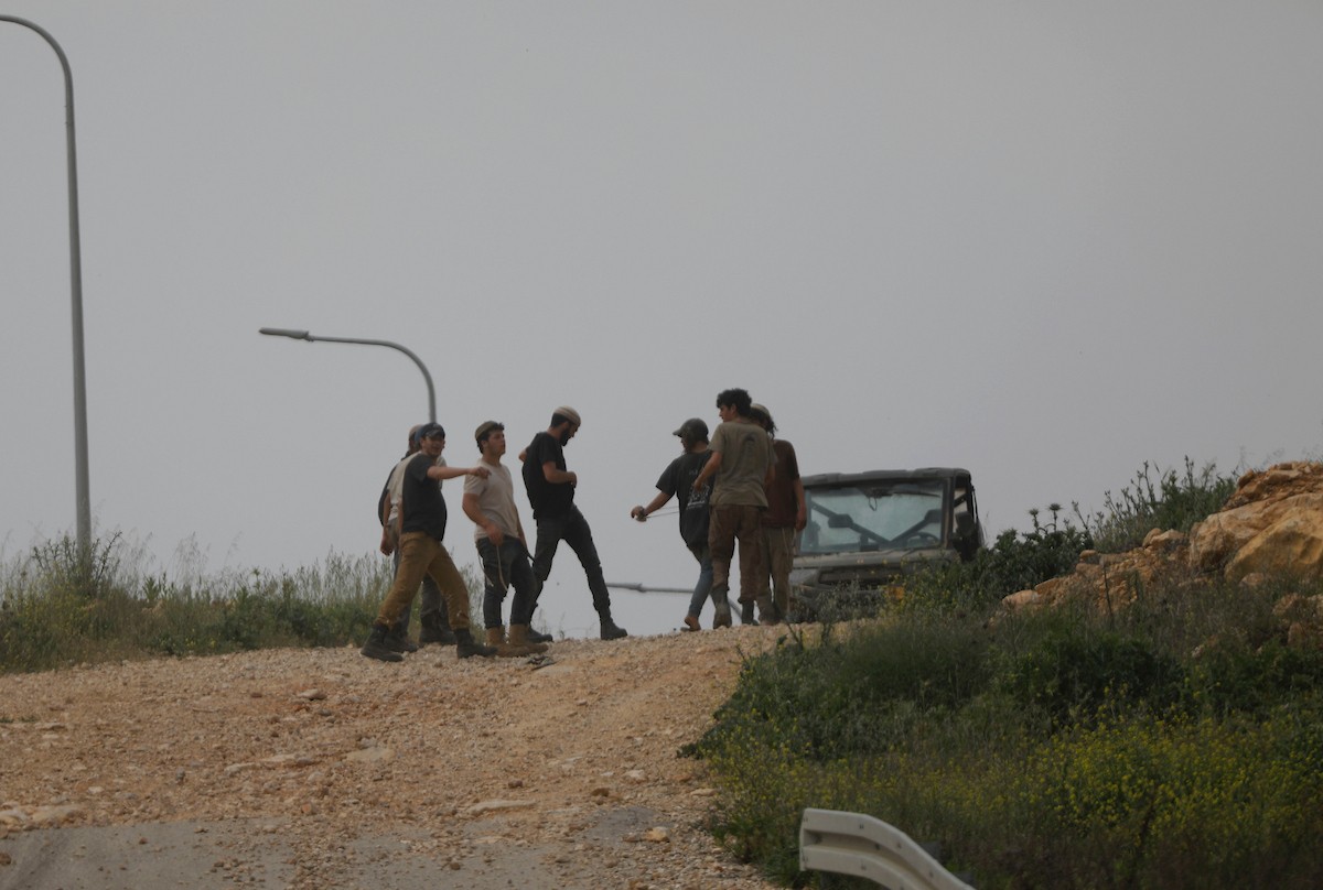 يحاول فلسطينيون الوصول إلى أراضيهم الزراعية في بلدة حلحول شمال الخليل جنوب الضفة الغربية، إلا أن الجيش الإسرائيلي يمنعهم من ذلك، وفق ما أفاد به شهود عيان،  17 أبريل/نيسان 2026. صورة: مأمون وزواز