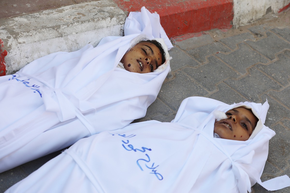 ودّع فلسطينيون جثامين 5 مواطنين بينهم 3 أطفال في مستشفى الشفاء بمدينة غزة، وكانوا قد سقطوا ليلة أمس في غارة إسرائيلية بمنطقة بيت لاهيا شمال قطاع غزة. 23 أبريل/نيسان 2026. صورة: بلال أسامة